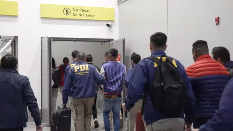 83 personas fueron expulsadas del país en el primer vuelo chárter del 2026
