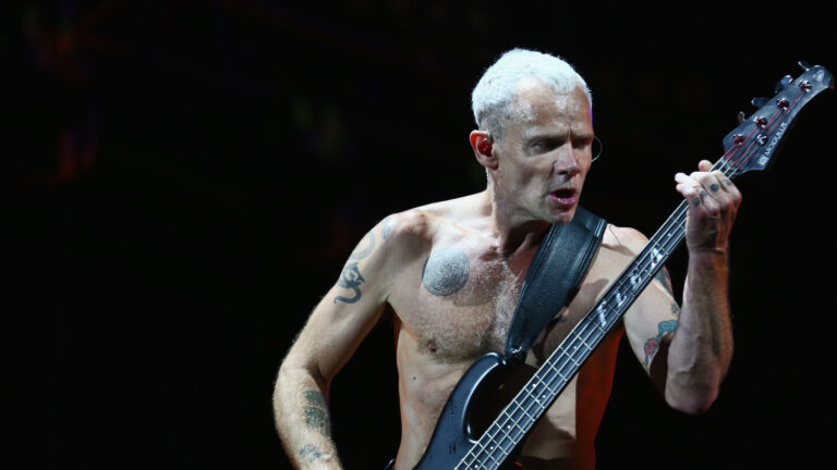 Flea, bajista de Red Hot Chili Peppers, anuncia su primer álbum solista 'Honora' con colaboraciones estelares