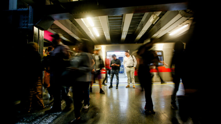 Metro de Santiago reporta interrupción parcial en Línea 1 por persona en la vía