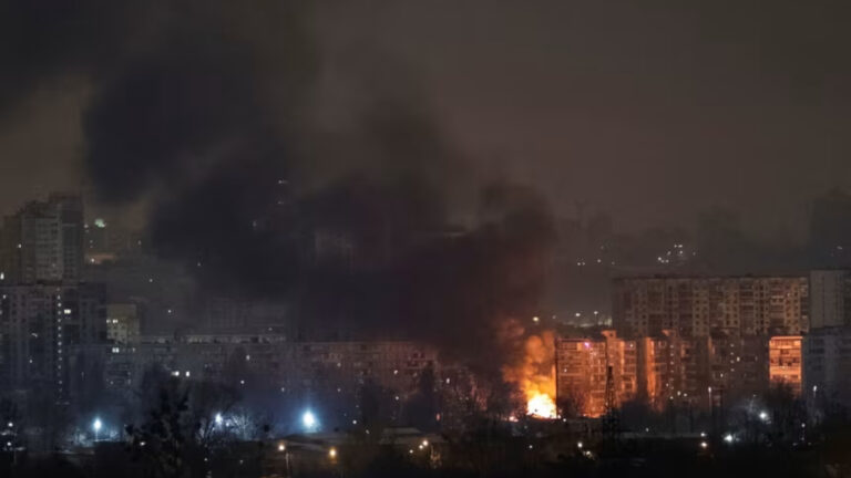 Rusia lanza mayor ataque aéreo del año contra Ucrania tras encuentro trilateral de paz