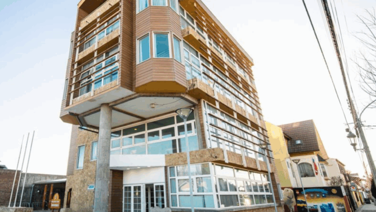 Contraloría detectó que Corporación Municipal de Puerto Natales contrató a persona con título que sería falso