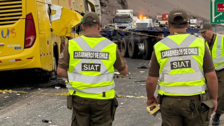Accidente de tránsito entre bus y camión en la Ruta 5 Norte en Arica dejó al menos dos personas fallecidas