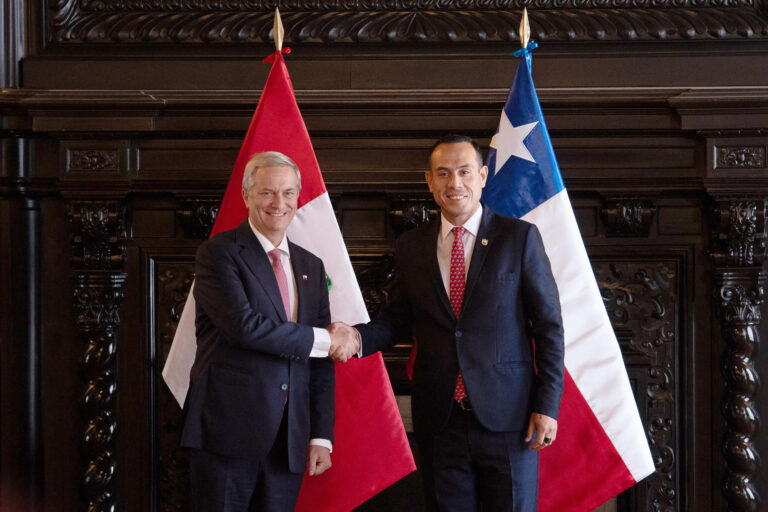 Kast y presidente interino de Perú acuerdan trabajo conjunto contra crimen organizado y migración irregular