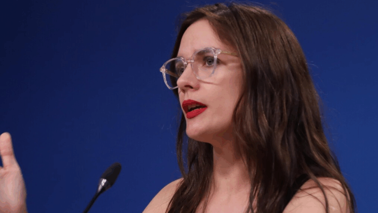 Ministra Vallejo acusa a la UDI de trabar sala cuna y cuestiona “señales confusas” de José Antonio Kast