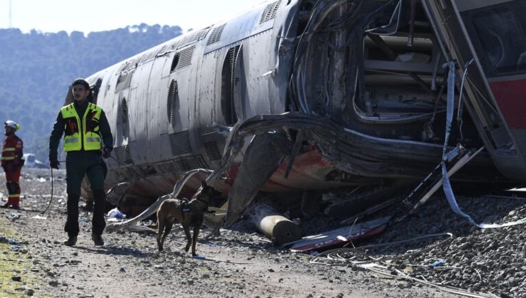 España: Al menos 1 muerto y 20 heridos tras el descarrilamiento de un tren en Cataluña