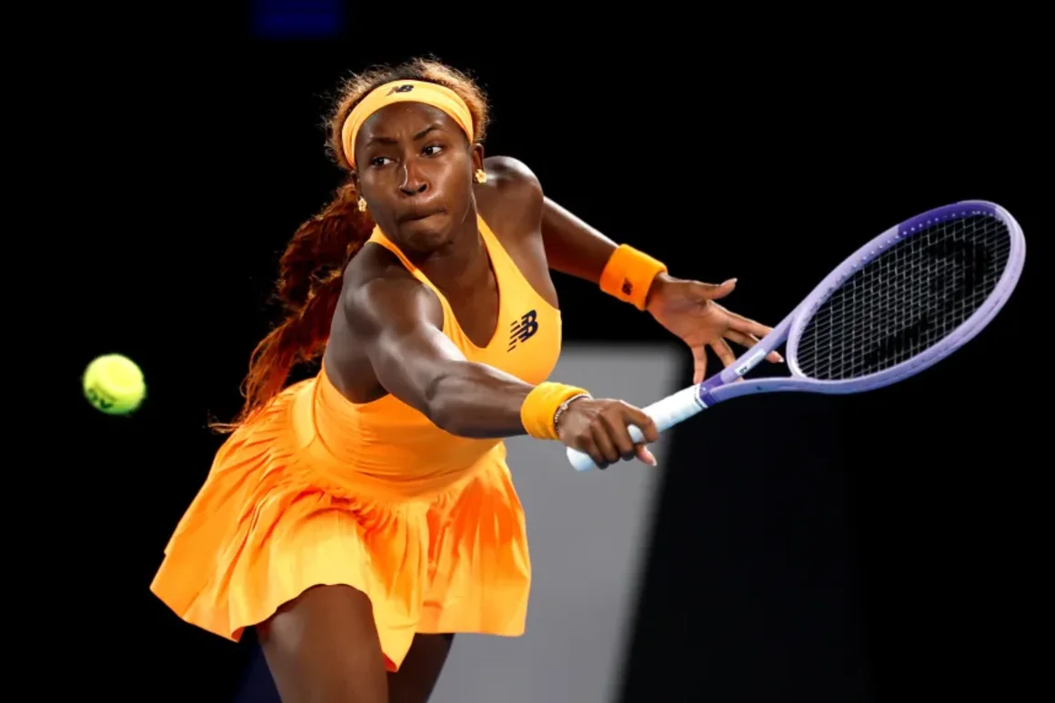 Gauff ejecuta un revés durante el partido contra Svitolina el martes. Darrian Traynor/Getty Images