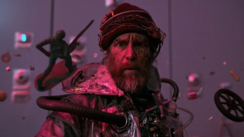 Sam Rockwell en "Good Luck, Have Fun, Don't Die" (2026). Cortesía Briarcliff Entertainment