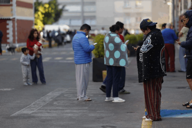 Muere una persona y otras 12 resultan heridas en la capital de México tras temblor de 6,5