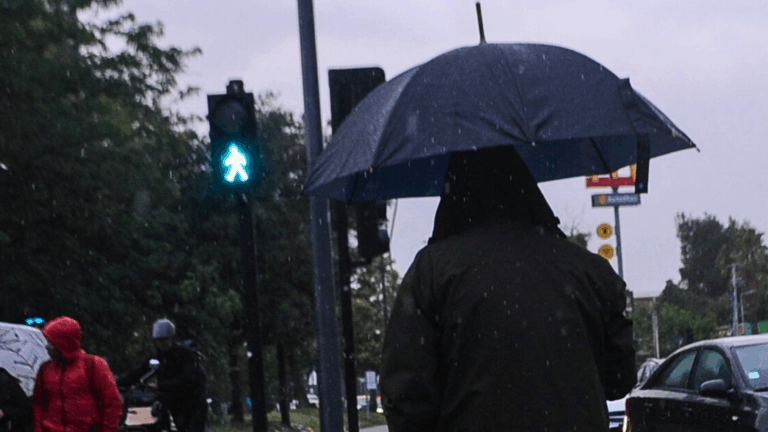 Alerta por tormentas eléctricas este domingo: Meteorología advierte lluvias intensas en cinco regiones