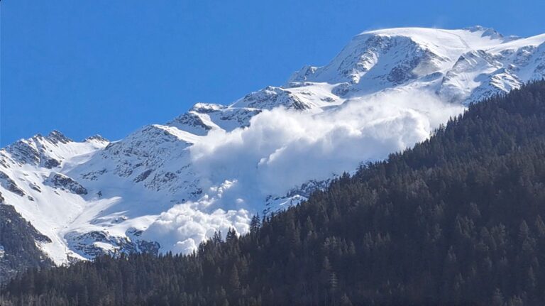 Avalancha en estación de esquí deja tres fallecidos en los Alpes franceses