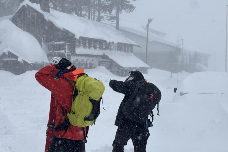 Ocho esquiadores muertos y un desaparecido deja avalancha de nieve en Estados Unidos