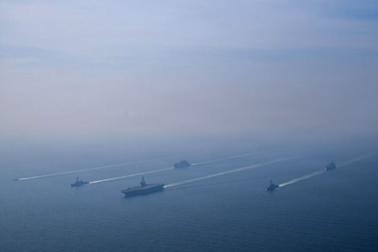 Estados Unidos aumenta presión militar sobre Irán mientras avanzan conversaciones sobre programa nuclear