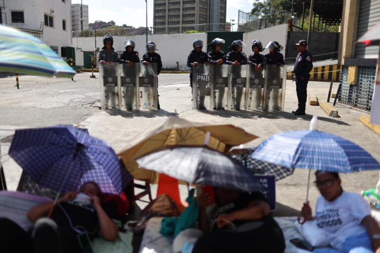 Venezuela: Familiares de presos políticos se unen a huelga de hambre en Caracas para pedir liberación