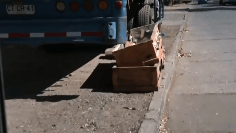 Hallan ataúdes usados abandonados en plena vía pública en Quinta Normal