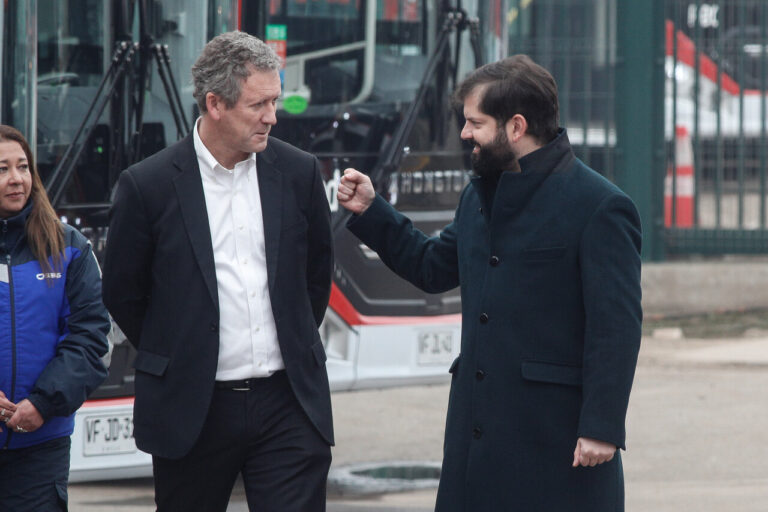 Revelan que ministro Muñoz le informó al Presidente Boric sobre firma de concesión de cable submarino