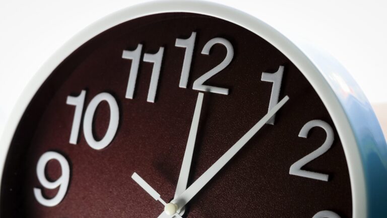 ¿Cuándo se hará el cambio de horario 2026? Revisa en qué fecha se debe atrasar la hora en el reloj