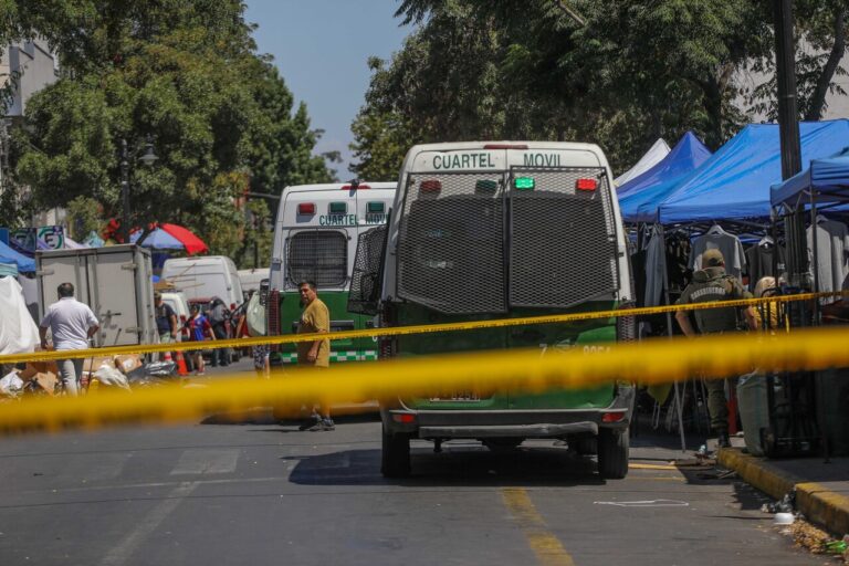 Operativo en barrio Meiggs retira toldos del comercio ilegal y suma rejas en 7 cruces