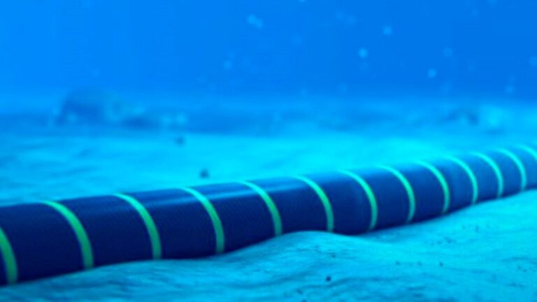 ¿Puede haber espionaje? Experto advierte riesgos del cable submarino entre Hong Kong y Chile