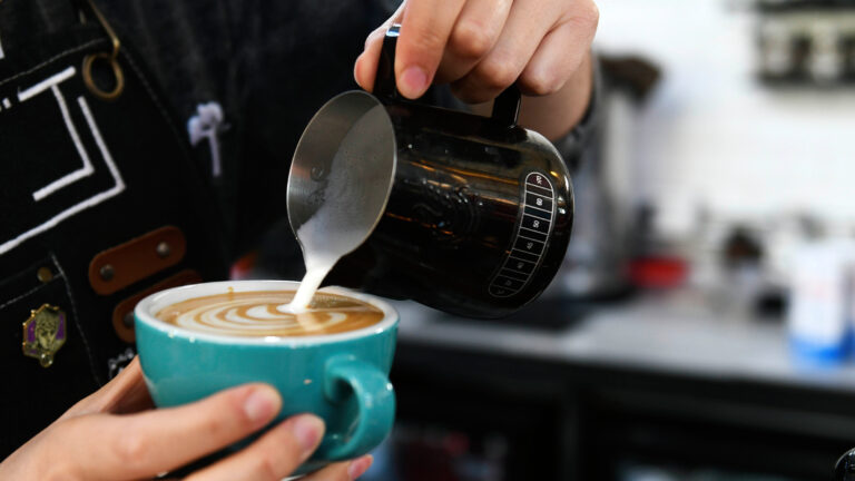 Café y té: Dos aliados contra la demencia según estudio de Harvard que siguió a 130 mil personas durante 40 años