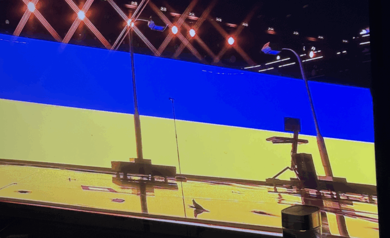 Pet Shop Boys abren su show en Viña 2026 mostrando la bandera de Ucrania