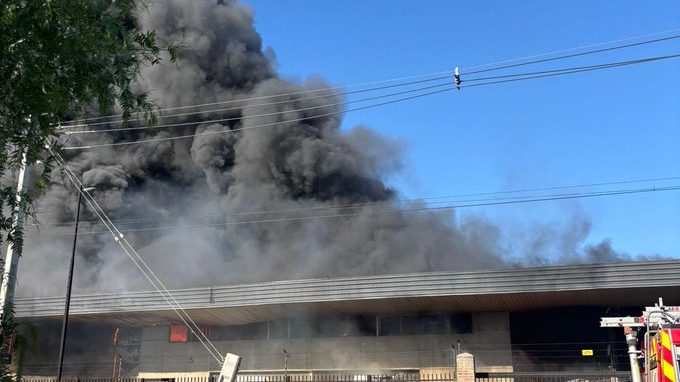 Incendio estructural afecta bodegas de Quilicura: Suspenden tránsito y registran gran columna de humo