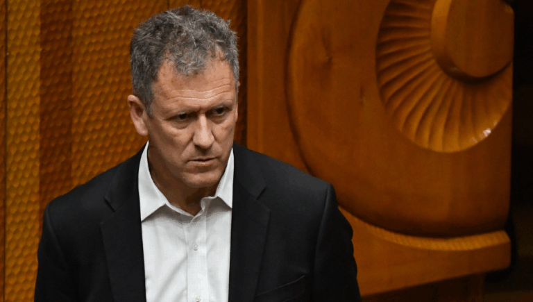 Versión de ministro Muñoz bajo presión: Habría firmado concesión para cable China-Chile Express que fue anulada en 48 horas