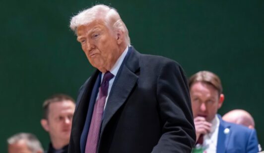 Donald Trump afirma que Alí Jamenei murió y advierte que bombardeos continuarán 