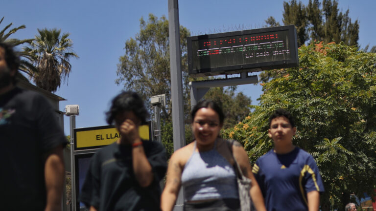 Tramos de la Línea 2 del Metro de Santiago vuelven a estar operativos tras interrupción por persona en la vía