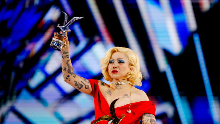 Mon Laferte recibe la Gaviota de Platino en Viña 2026, ante el clamor del público