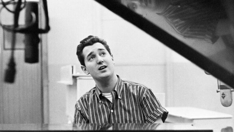 Neil Sedaka, leyenda del pop y compositor de éxitos eternos, muere a los 86 años