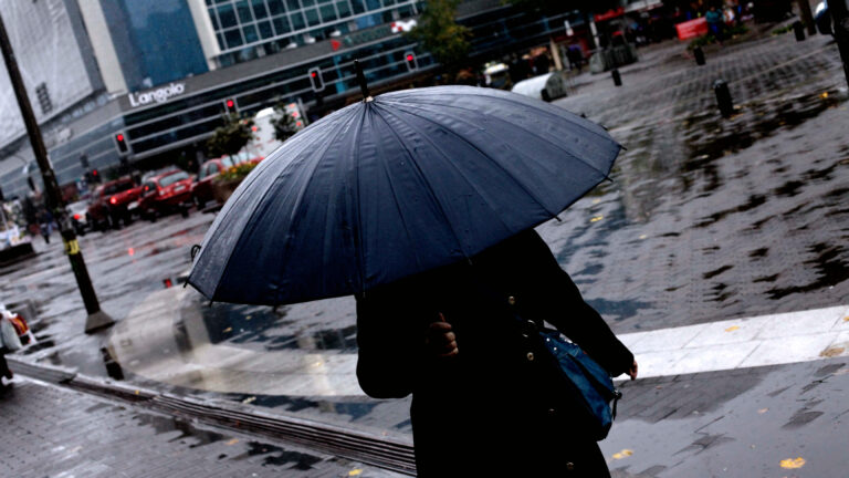 Por fuertes vientos y marejadas: Armada emite aviso de mal tiempo para tres regiones del sur