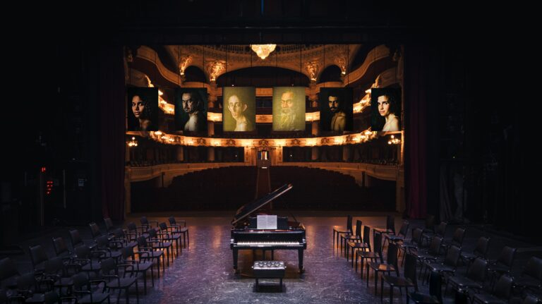 Teatro Municipal de Santiago celebra el centenario de Gabriel García Márquez con una exposición fotográfica inmersiva