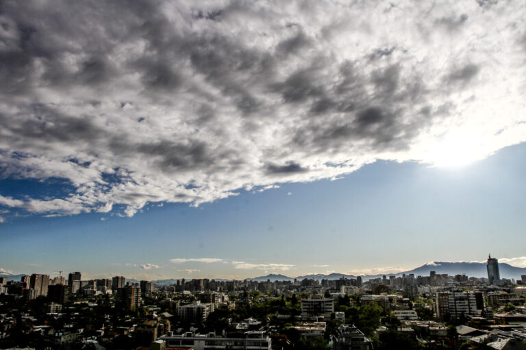 ¿Cómo estará el tiempo en Santiago tras las lluvias del finde?: Así viene el pronóstico