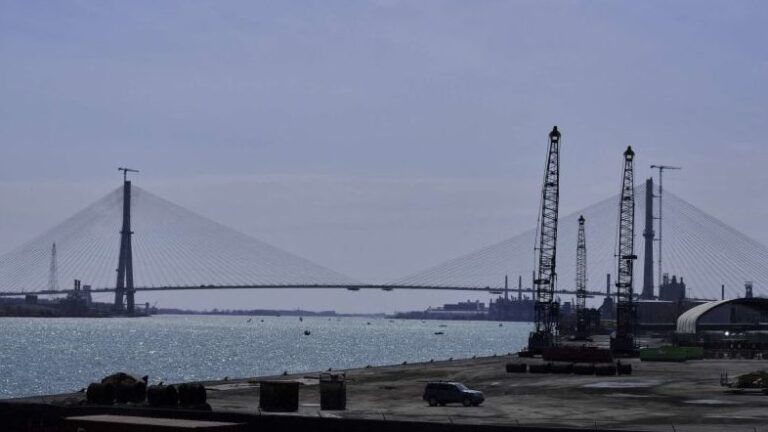 Trump advierte con bloquear la apertura del nuevo puente entre Estados Unidos y Canadá