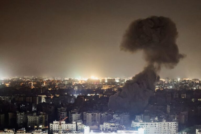 EE.UU. ataca un importante centro de exportación de petróleo iraní mientras los estados del Golfo son golpeados por nuevos ataques