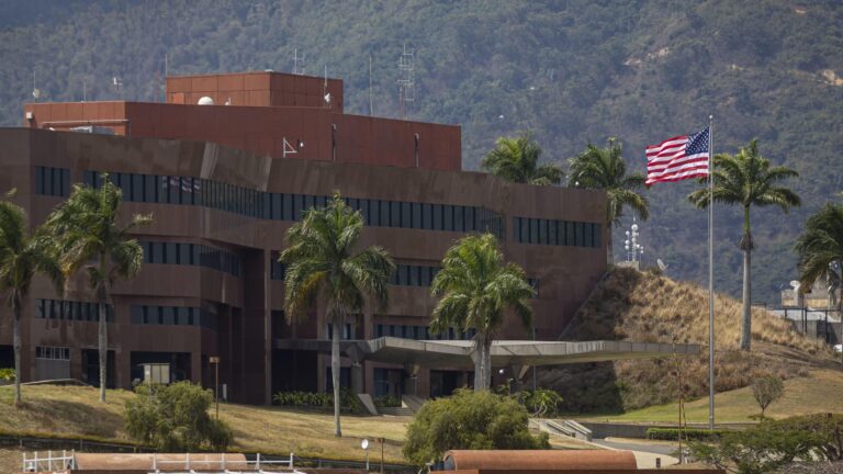 Embajada de Estados Unidos en Venezuela izó la bandera de su país por primera vez en siete años