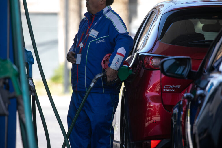 Golpe al bolsillo en suspenso: ¿Cuánto podrían subir las bencinas si modifican el Mepco?