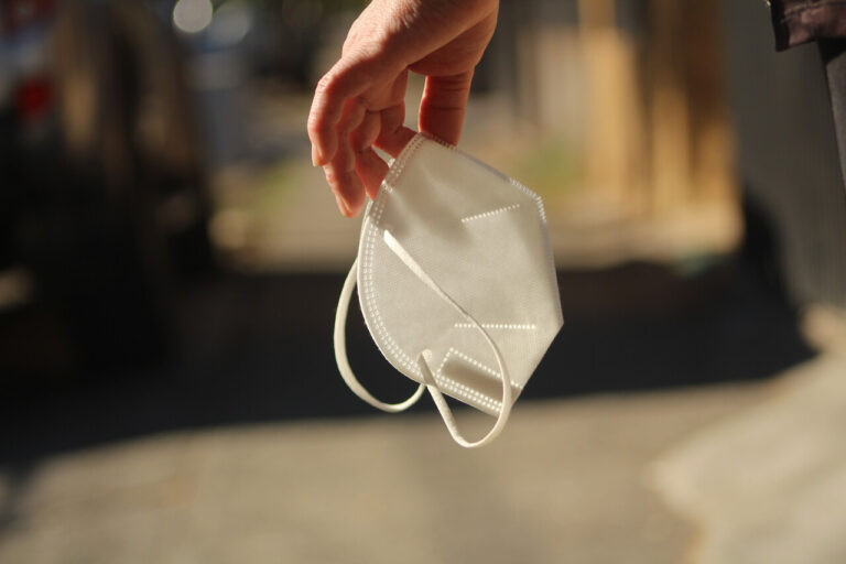 Minsal ordena uso obligatorio de mascarillas en urgencias desde el 1 de abril: también regirá en diálisis y oncohematología