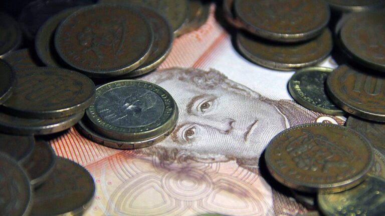 Chile es el país con la brecha salarial más alta de la región: Mujeres ganan hasta un 18,3% menos que los hombres