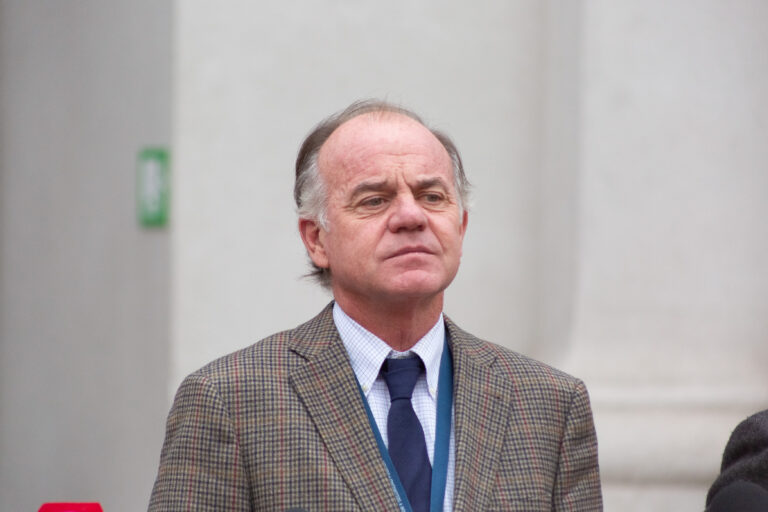 Antonio Walker respalda al gobierno ante alza de combustibles: 