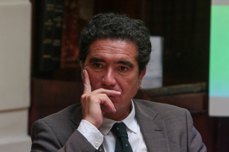 Ignacio Briones cuestiona uso del concepto “Estado en quiebra” y advierte efectos en la economía: “Las palabras significan lo que significan