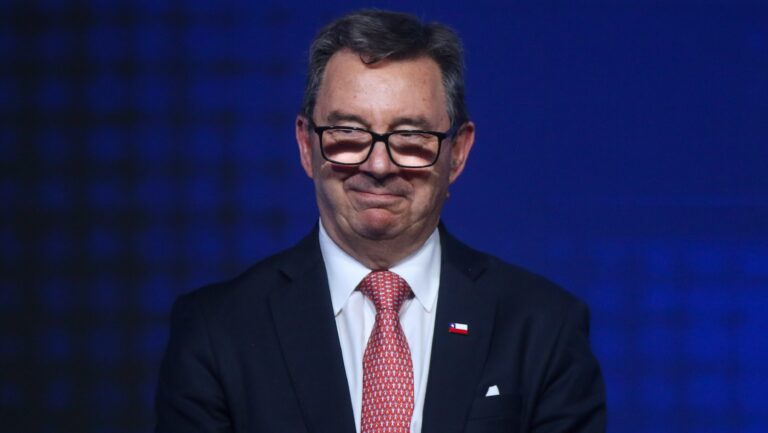 Ministro Barros y el despliegue de las FF.AA. en la macrozona sur: “No es su rol apoyar el control del orden público. Deberían ir poco a poco retirándose”