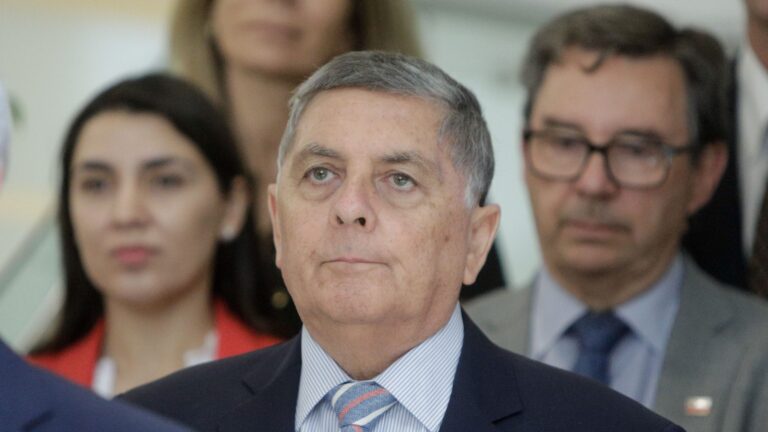 Ministro Alvarado confirma recorte de US$6.000 millones, pero aclara que “no afectará a las familias más vulnerables”