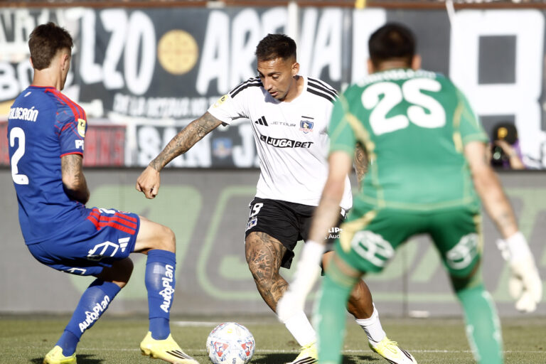 Hinchas albos estallan contra Correa y Ortiz tras dura derrota de Colo Colo ante la U