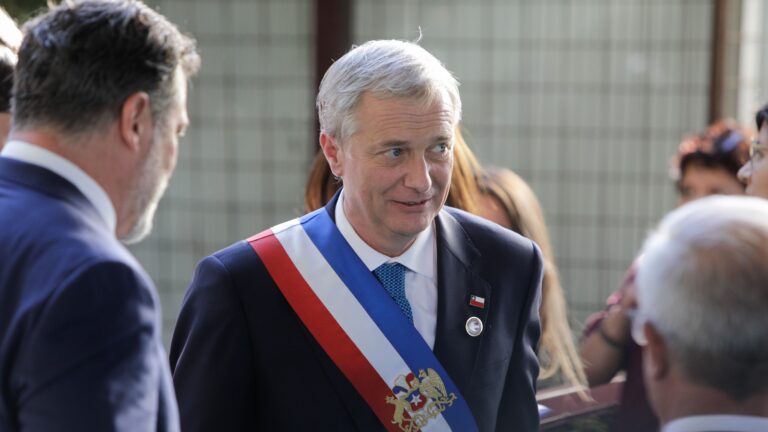 Prohibido bloquear usuarios y evitar el abuso de imagen: El decálogo del gobierno de Kast para el uso de redes sociales de autoridades