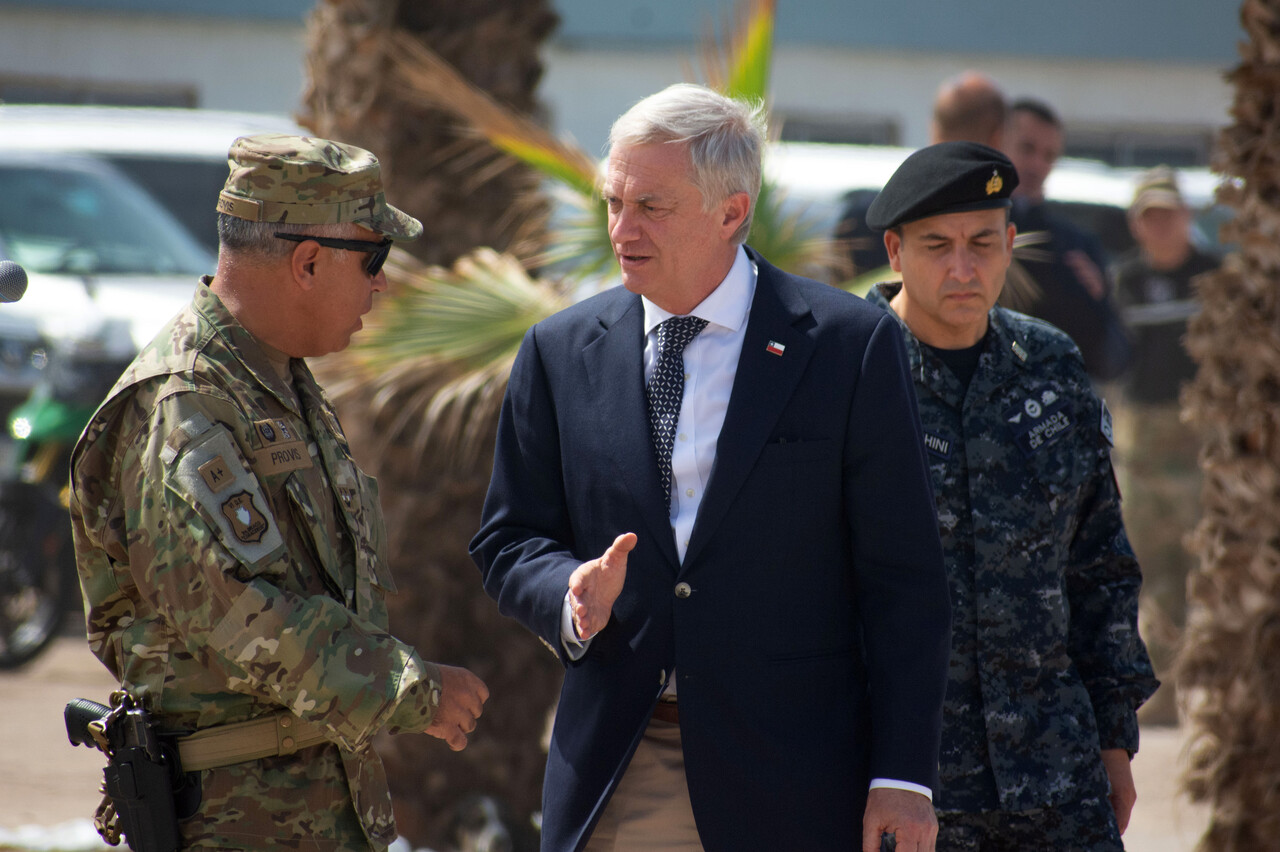 El presidente José Antonio Kast llega a la base militar “Solo de Zaldívar”, en playa Las Machas de Arica, para liderar el Comité de Ministros de Seguridad y supervisar los trabajos de zanjado en la frontera con Perú/Agencia Uno