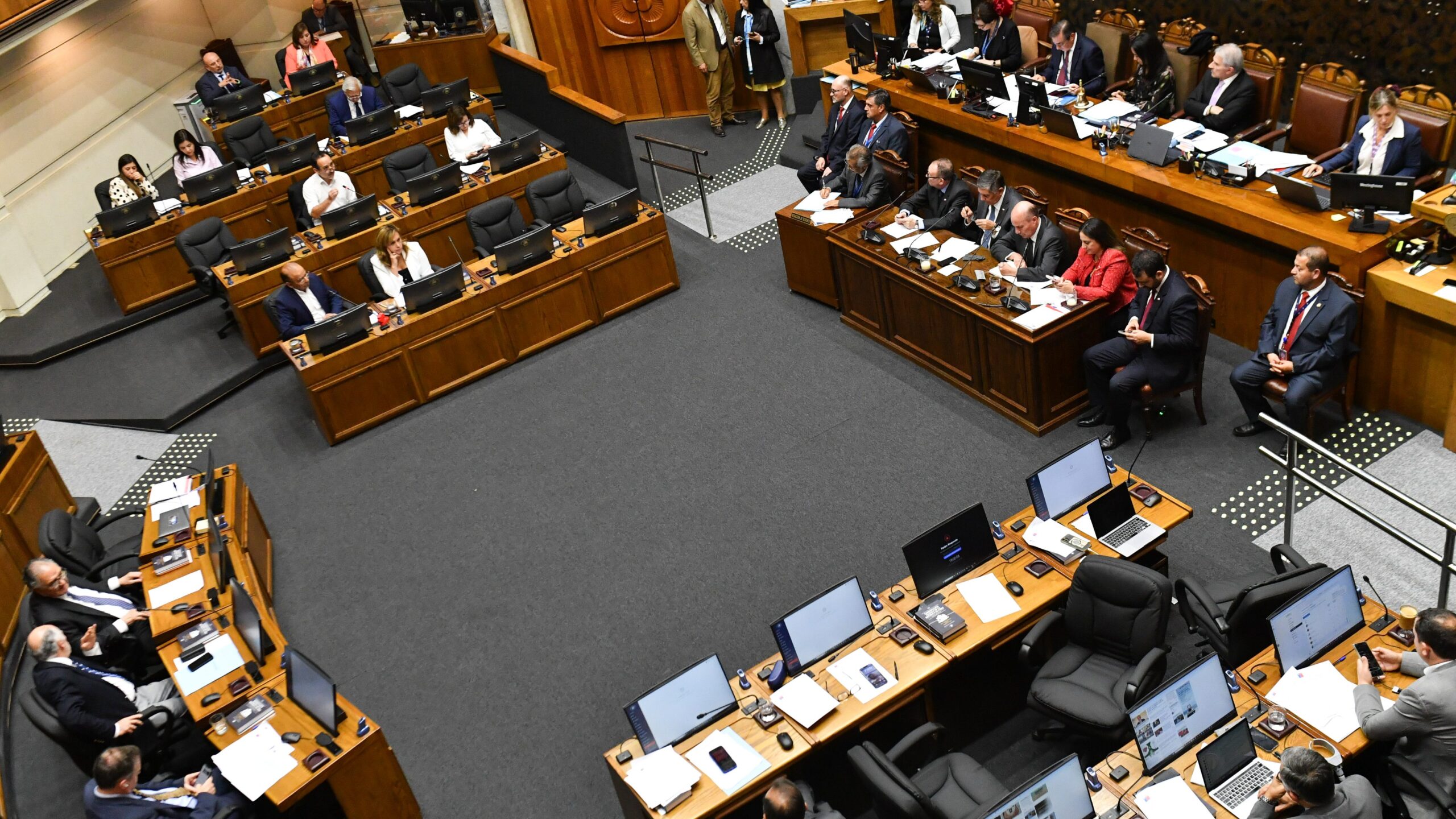 Daniella Cicardini pidió la renuncia del ministro Jorge Quiroz y no obtuvo respaldo en el PS: Así fue el cruce en el Senado