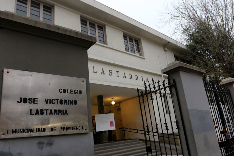 Reportan incendio al interior del liceo Lastarria: Emergencia obligó a cerrar avenida Providencia