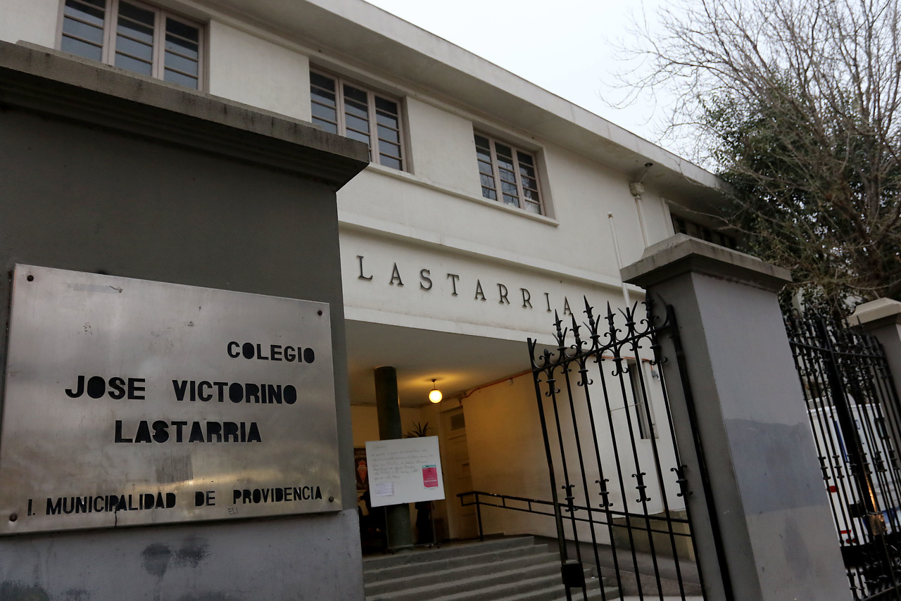 Reportan incendio al interior del liceo Lastarria: Emergencia obligó a cerrar avenida Providencia