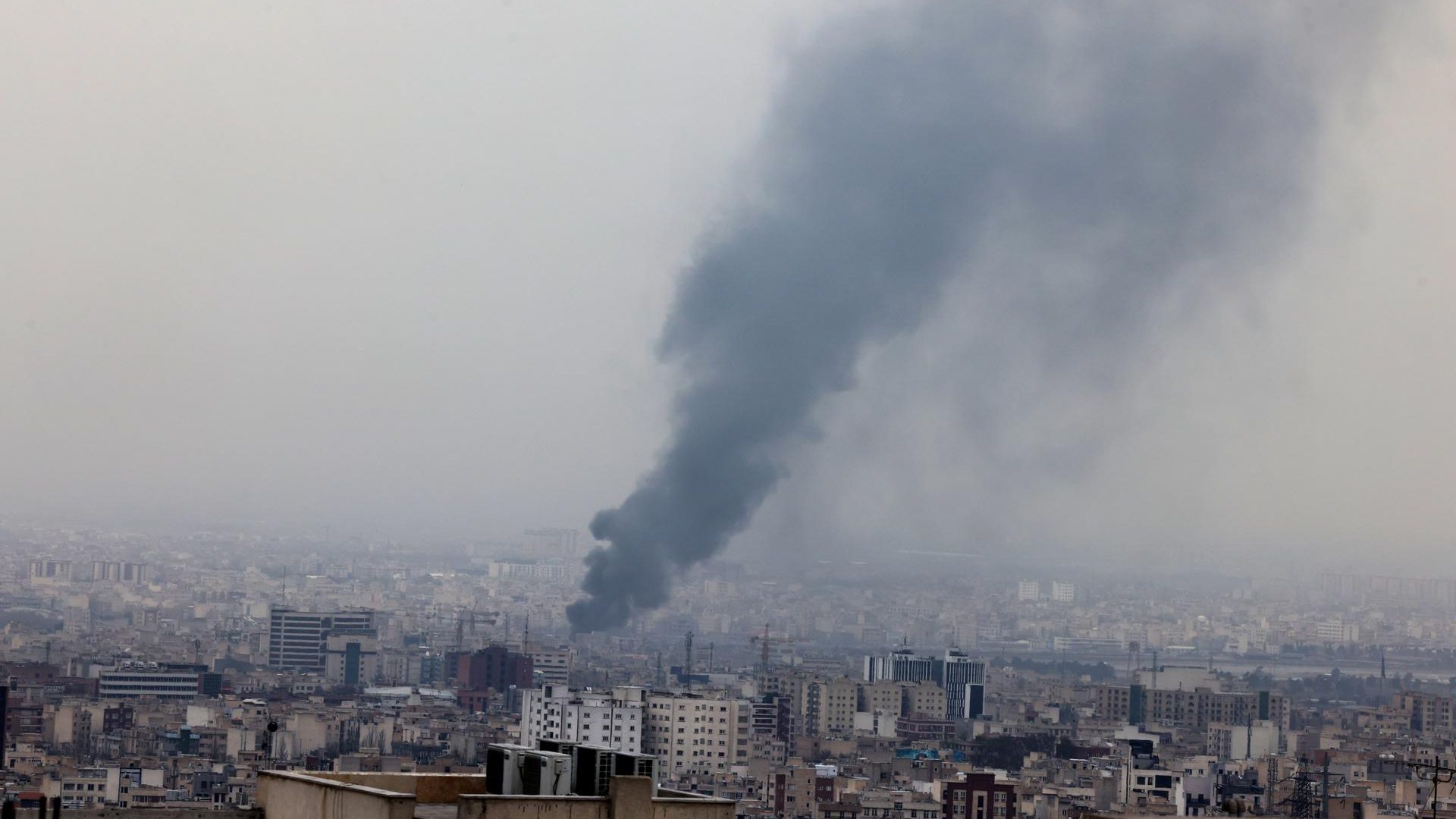 Israel ataca sitios nucleares iraníes mientras la guerra se intensifica en su cuarta semana